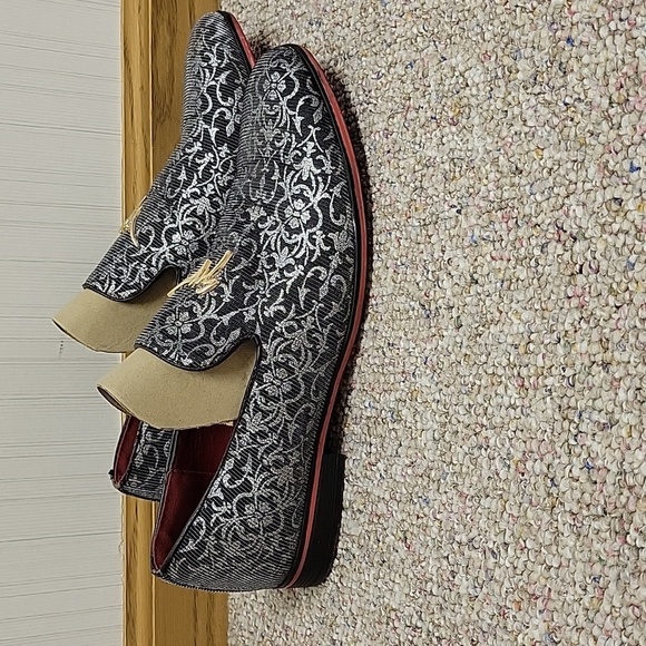 Walgate Men's Black and Silver Slip-On Shoes, Sz 11. - Picture 3 of 9